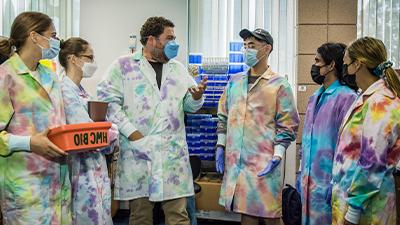 Students and professor working in a biology lab. 